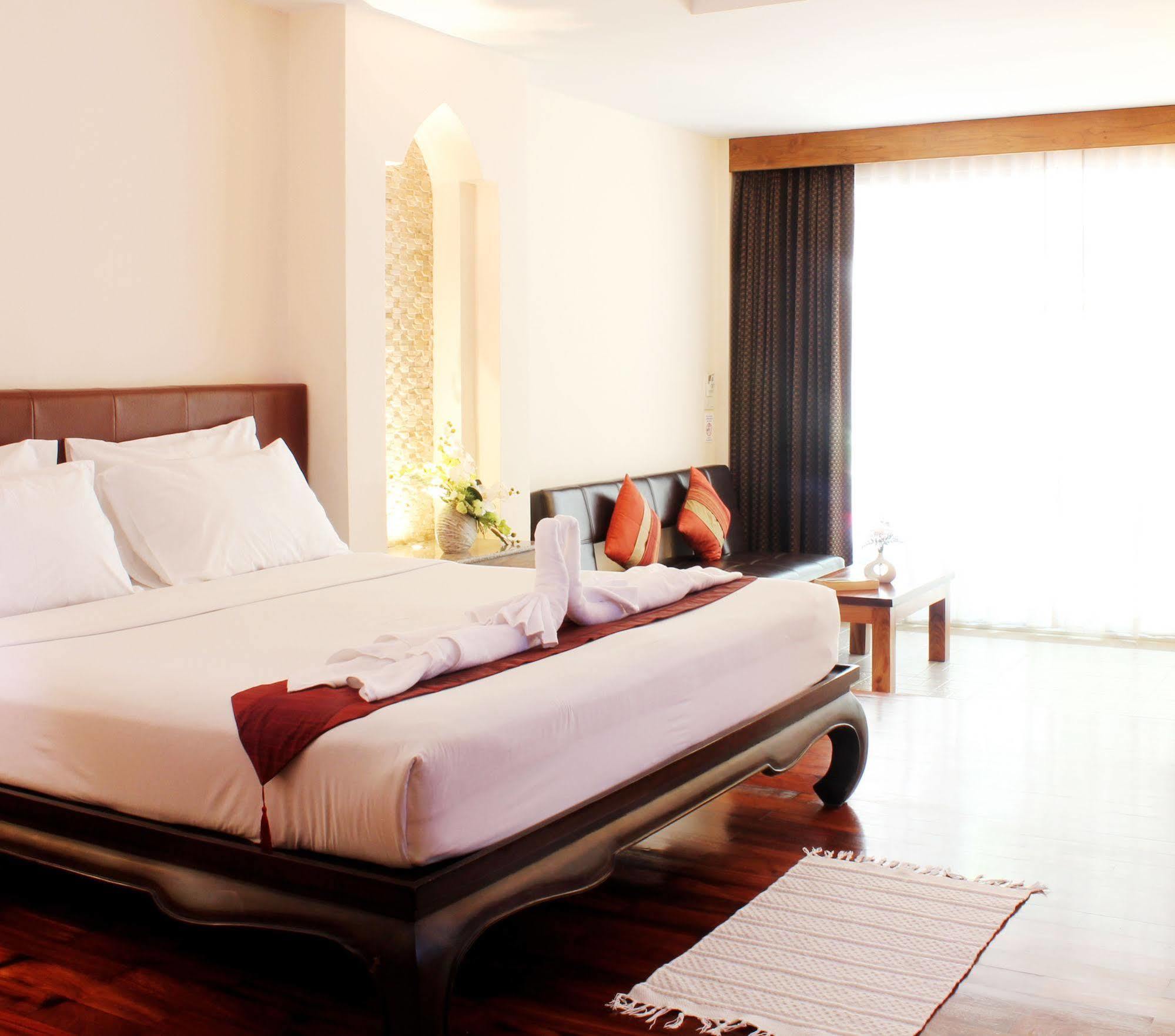 Baan Pron Phateep Patong Exterior photo
